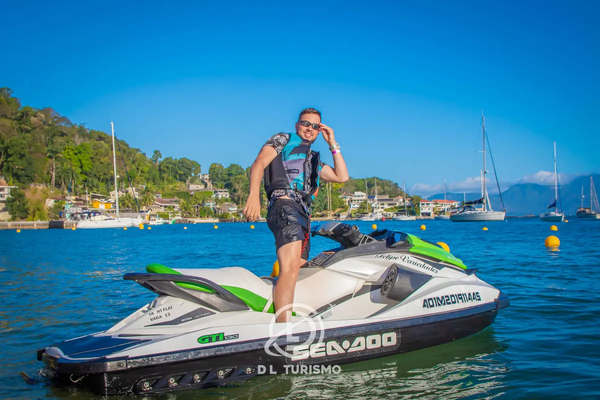 Viajante da DL Turismo em um jet ski em Angra dos Reis