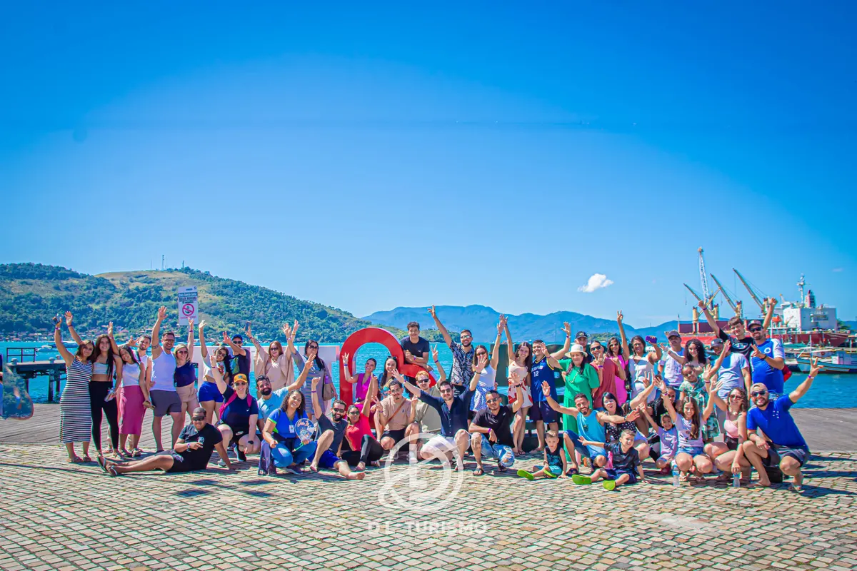 Grupo da DL no letreiro de Angra